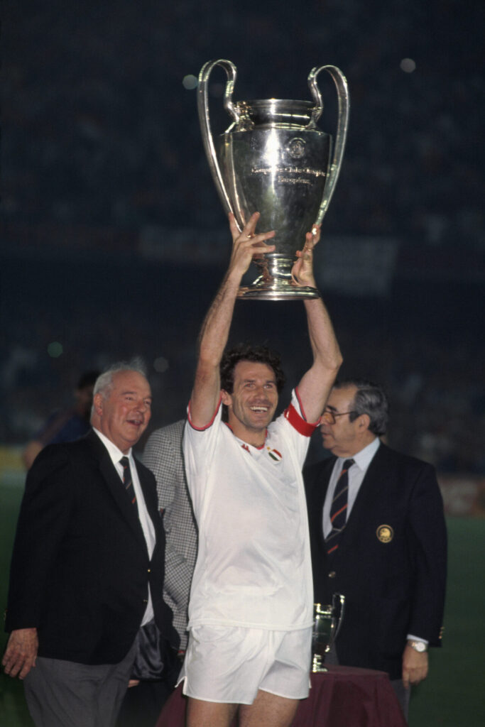 Franco Baresi levantando a taça da Champions League, temporada 1988/89 - Marc Francotte/TempSport/Corbis/Getty Images