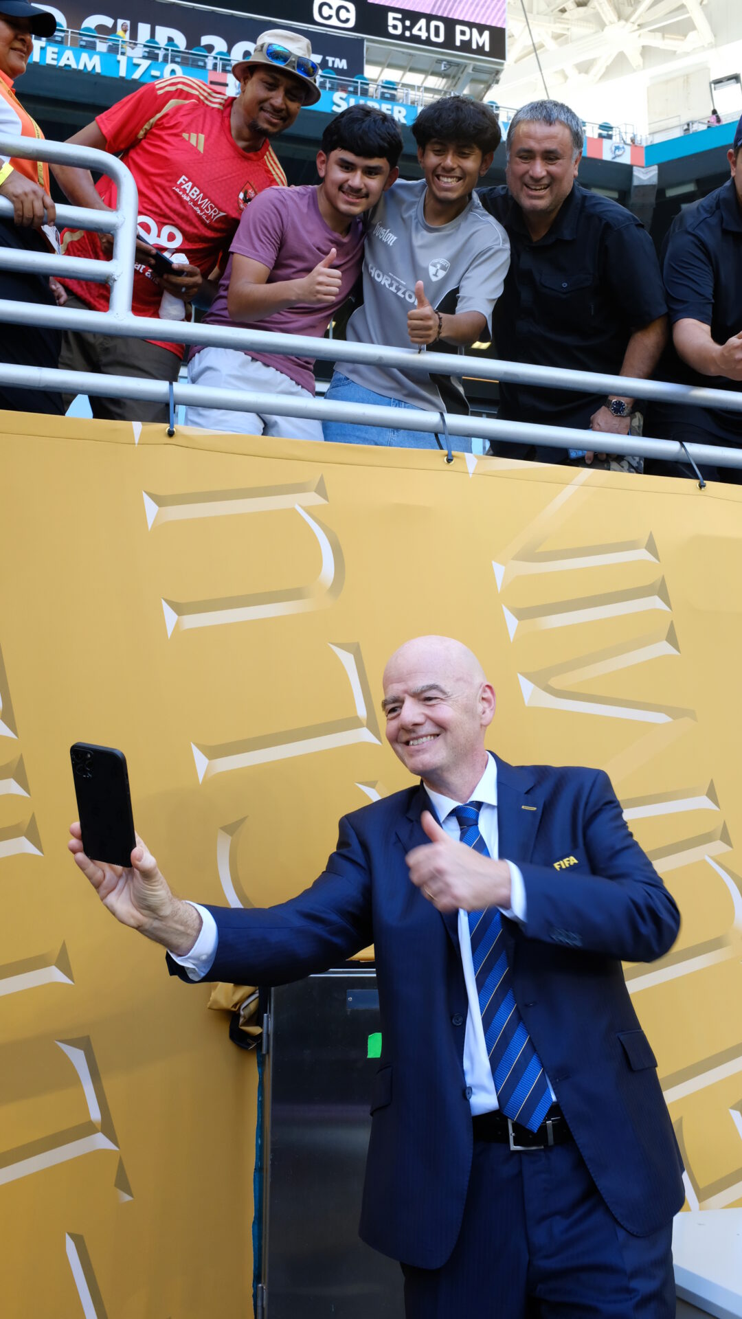 Gianni Infantino tira selfie com torcedores - Alexandre Battibugli/PLACAR