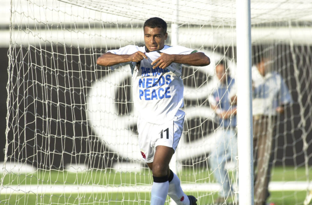 Romário comemorando gol com a camisa do Vasco - Placar 