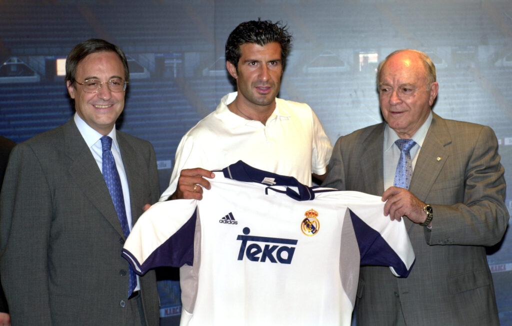 O reforço Luís Figo, entre Florentino Pérez e a lenda Alfredo Di Stéfano, em julho de 2000 - EFE/JOSE HUESCA