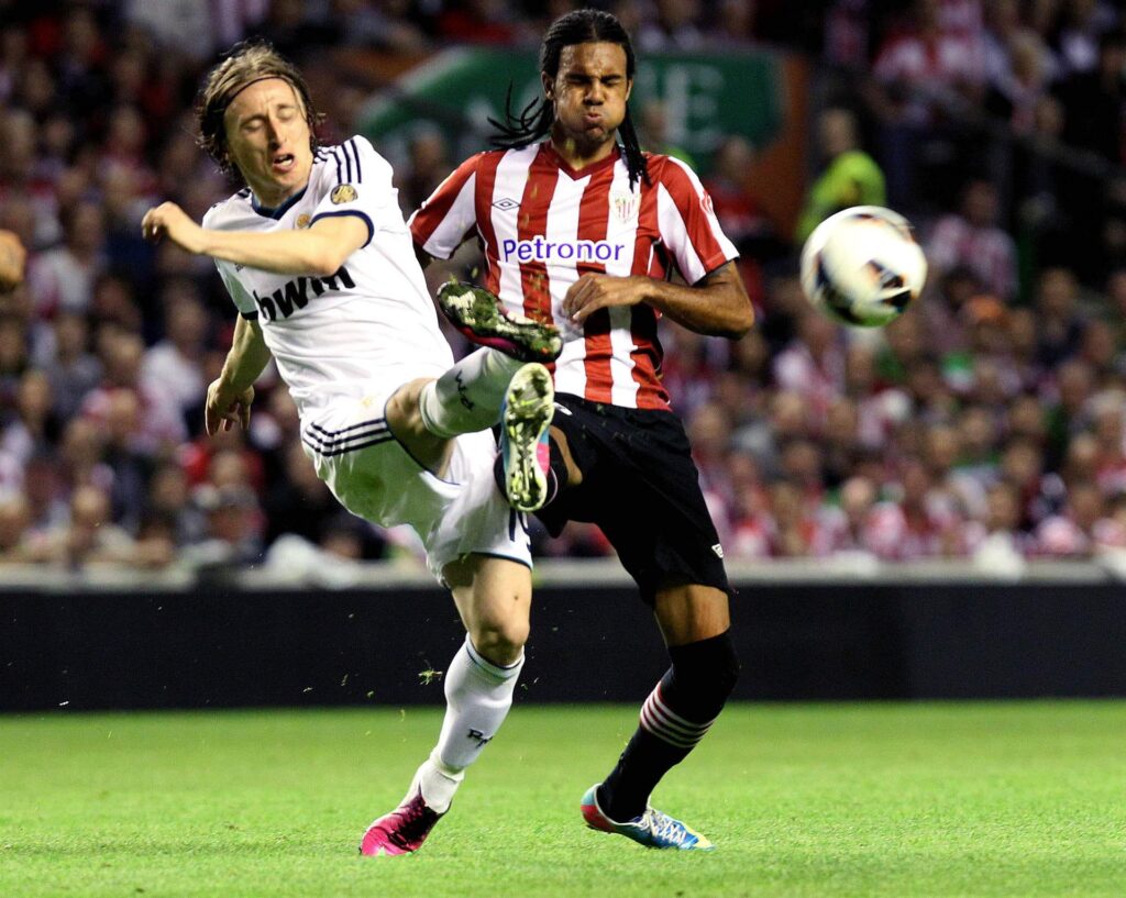Ramalho em ação pelo Bilbao em jogo contra o Real Madrid - EFE/Alfredo Aldai
