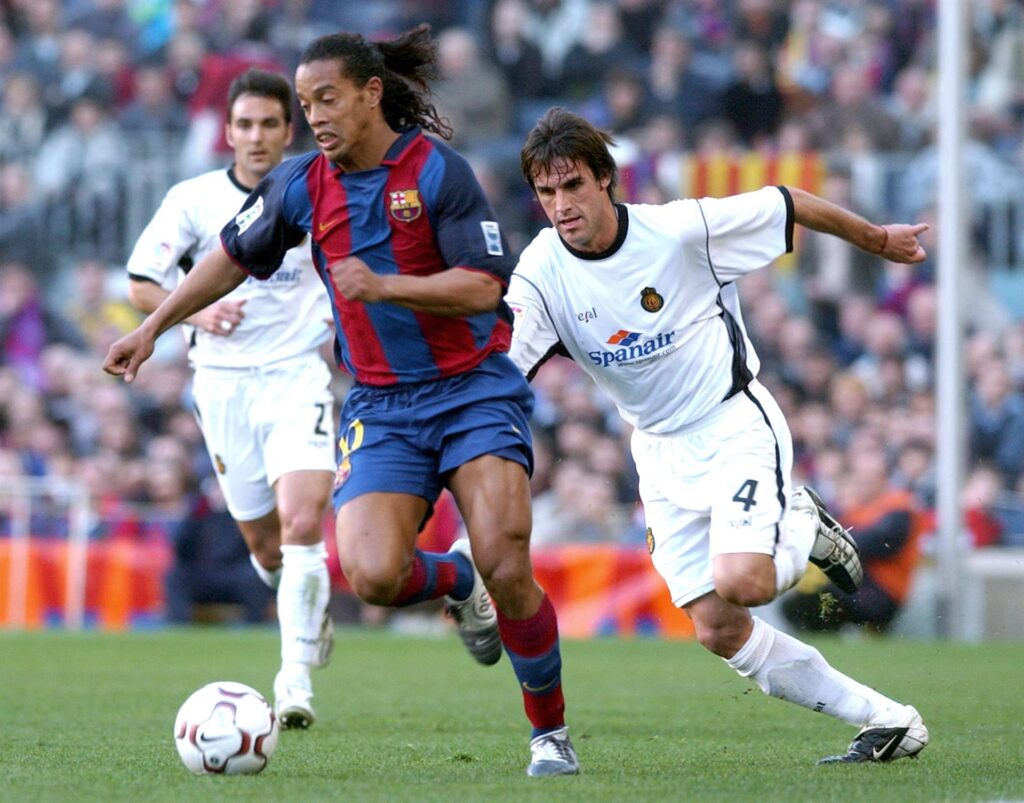 Ronaldinho Gaúcho marcou época com a camisa 10 do Barcelona - EFE/Albert Olive