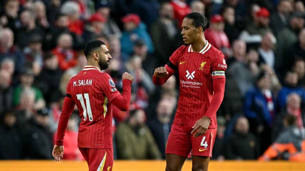 Salah e Van Dijk foram contratados com dinheiro da venda de Coutinho - PAUL ELLIS/AFP via Getty Images