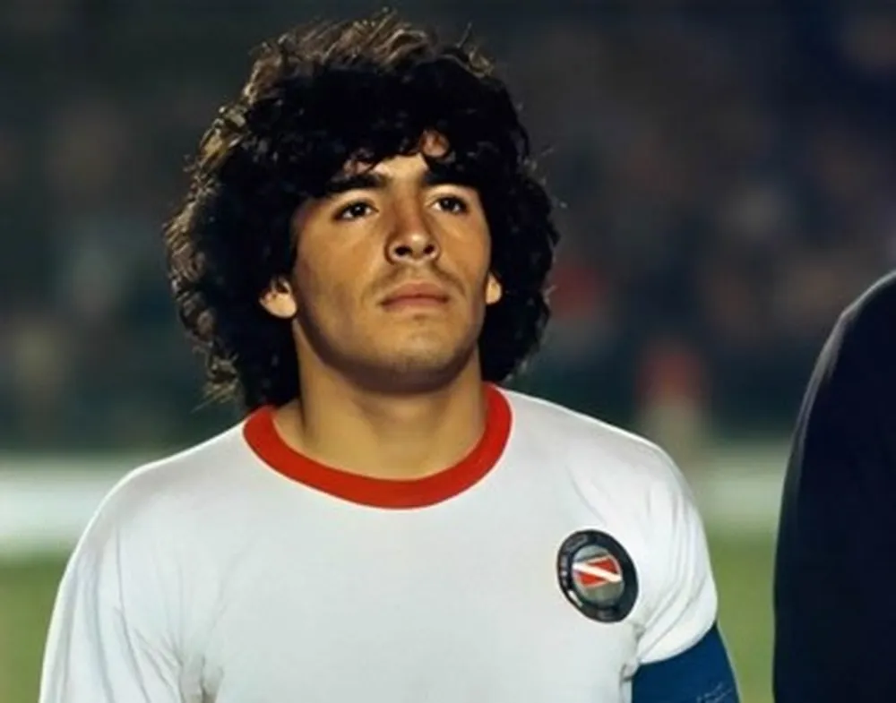 Maradona vestindo camisa do Argentinos Juniors - Divulgação Argentinos Juniors