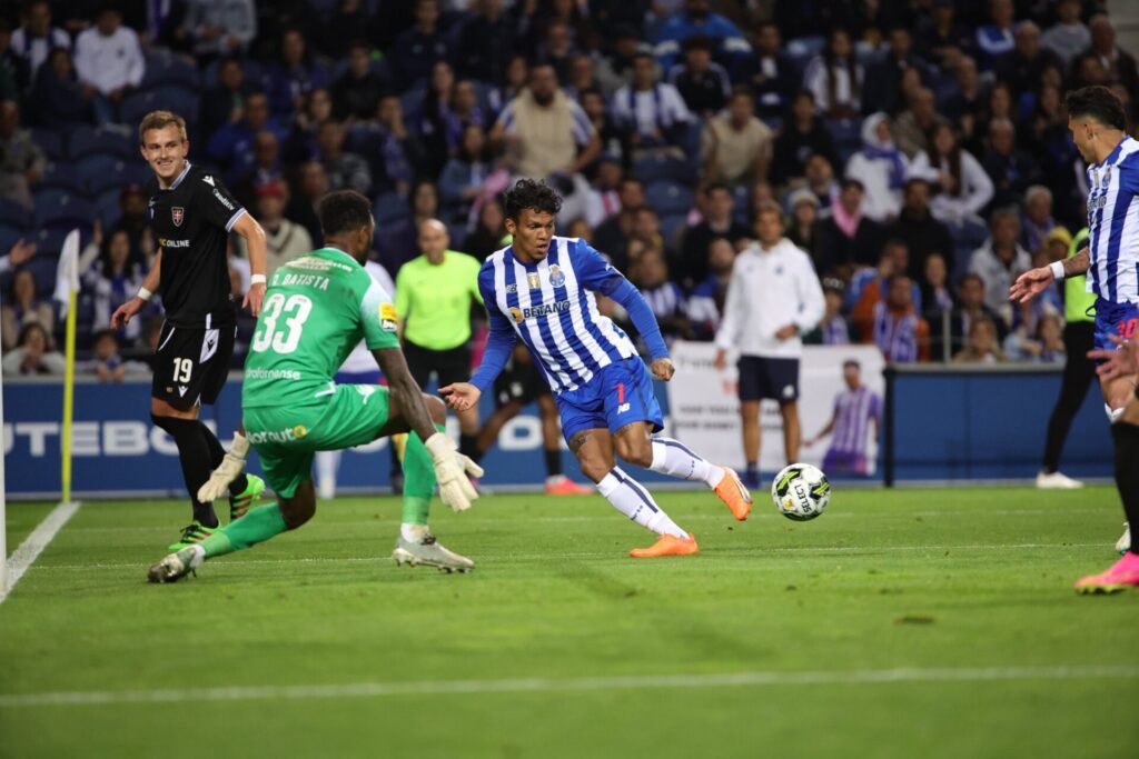 Veron dando uma assistência em jogo do porto - Divulgação Porto