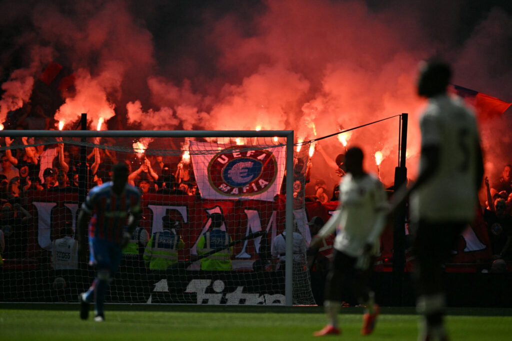 Torcedores do Crystal Palace protestam contra a UEFA - Glyn KIRK / AFP