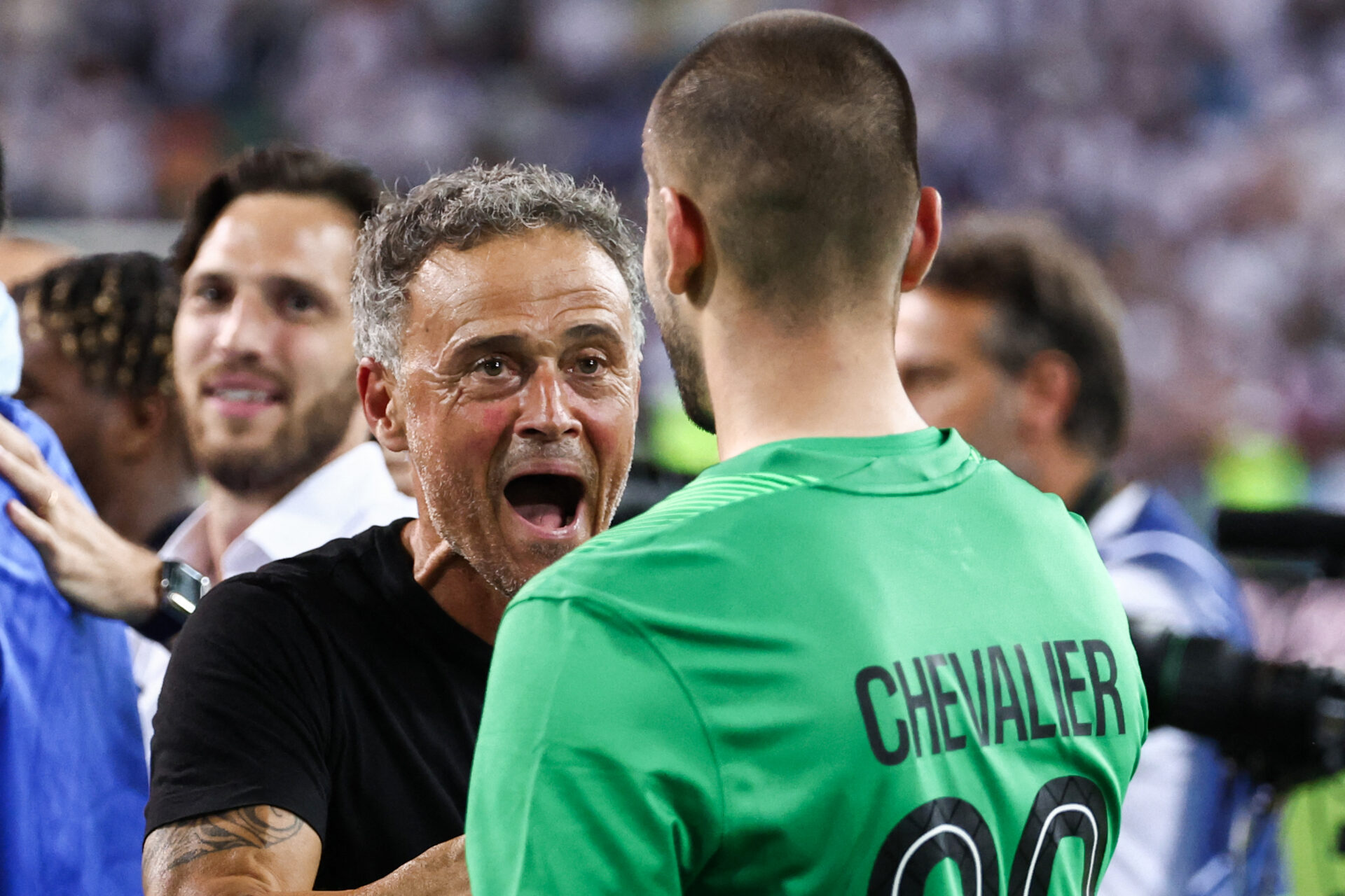 Luis Enrique celebra com o goleiro Lucas Chevalier, reforço e um dos heróis da conquista - Franck Fife/AFP