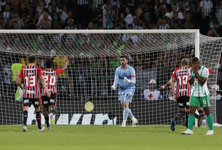 Rafael vira herói e trunfo do São Paulo contra Atlético Nacional em ‘noite de Copa’