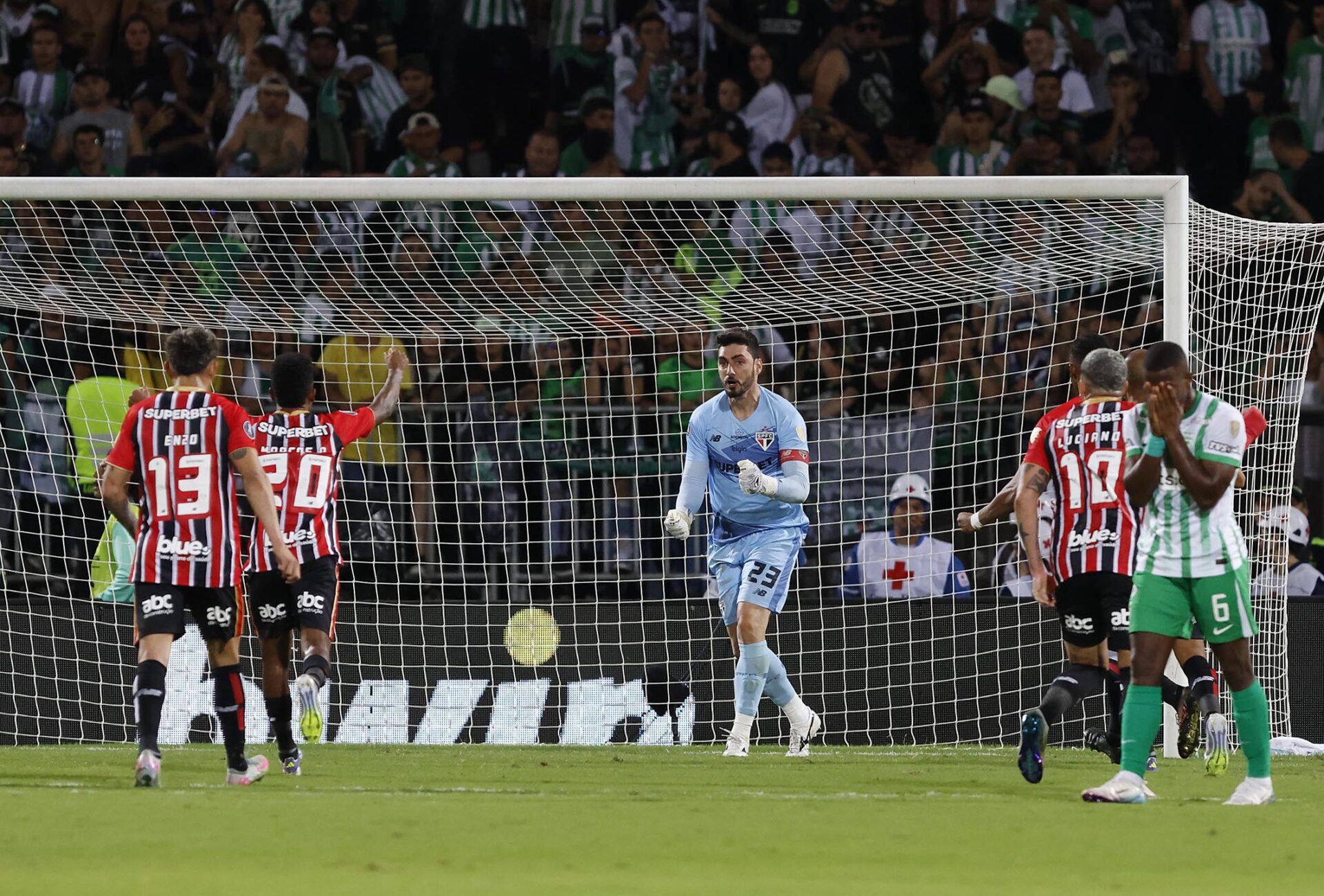 Rafael vira herói e trunfo do São Paulo contra Atlético Nacional em ‘noite de Copa’