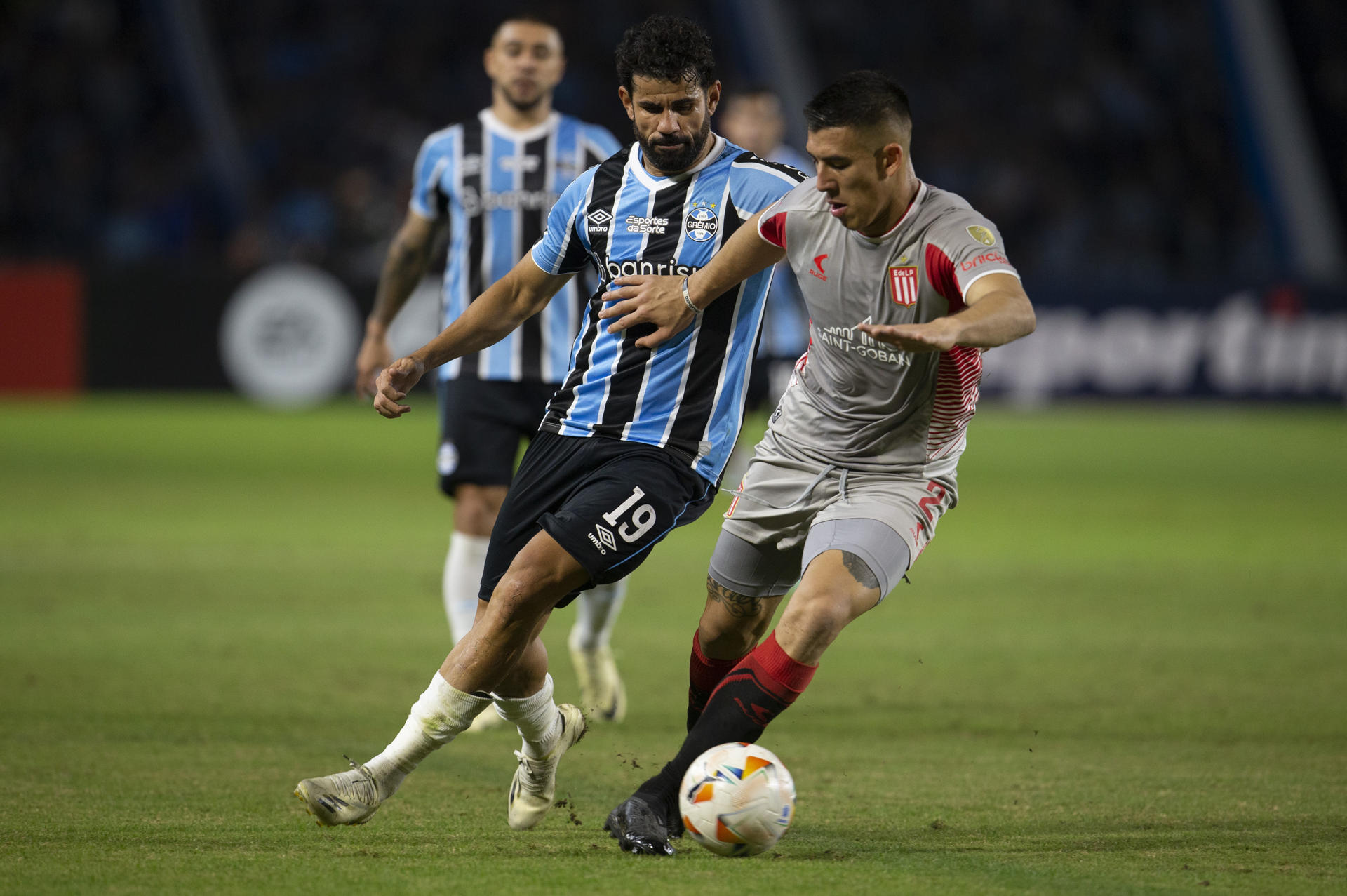 Quem é Zaid Romero, zagueiro argentino pretendido pelo Santos