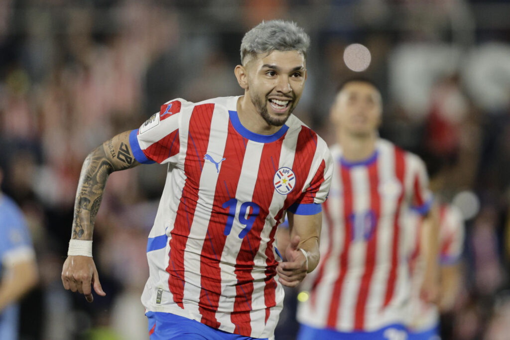 Enciso comemora gol marcado pelo Paraguai no clássico contra o Uruguai - EFE/ Juan Pablo Pino