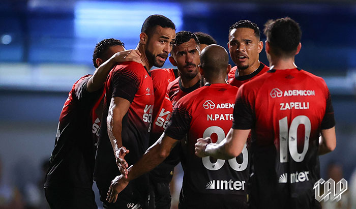 Athletico-PR tem defesa entre as piores da Série B e fica distante do acesso