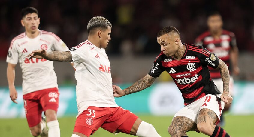 Everton, do Flamengo, contra jogadores do Internacional - Gilvan de Souza / Flamengo
