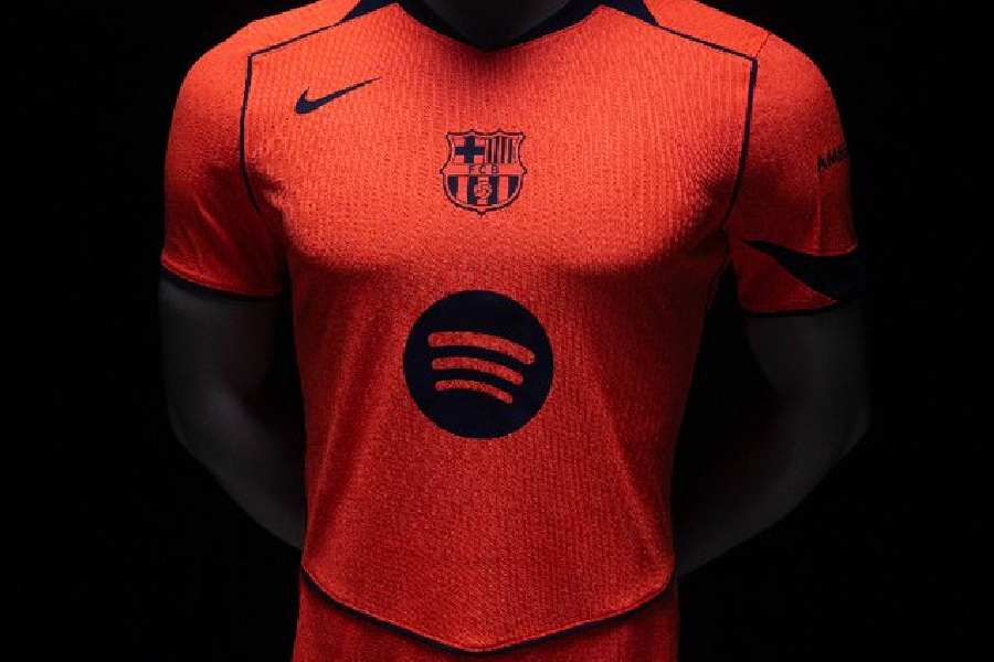 Barcelona relança camisa laranja homenageando conquistas do clube