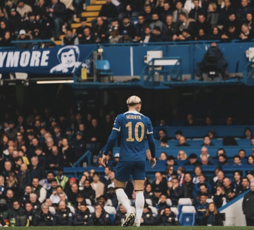 Mykhailo Mudryk atuando com a 10 em Stamford Bridge - Reprodução Mudryk