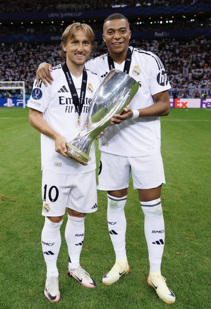 Modrić e Mbappé comemorando a taça da supercopa da Uefa - Reprodução Mbappé