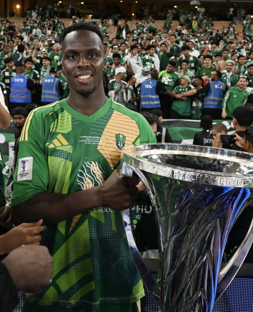 Mendy com a taça da Champions League asiática - Reprodução @edou_mendy