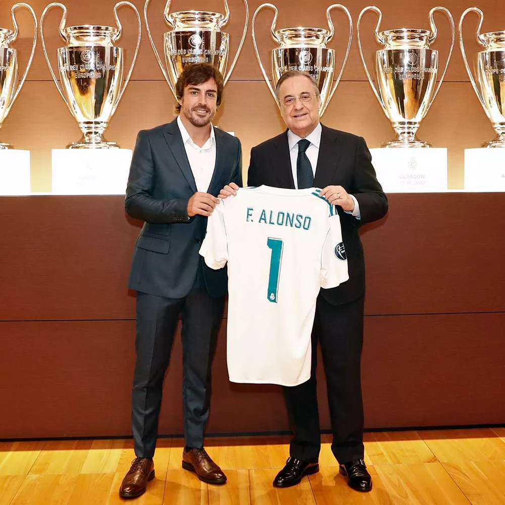 Alonso sendo homenageado pelo Real Madrid - Reprodução X