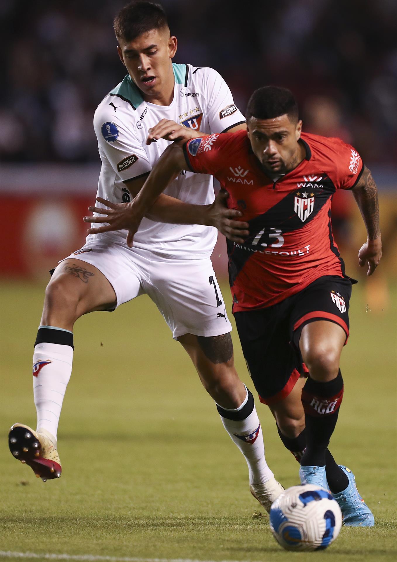 Zagueiro argentino também teve passagem pela LDU de Quito - José Jácome/EFE