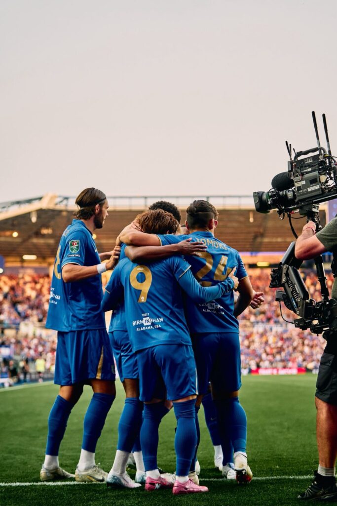 Time do Birmingham comemorando gol contra o Sheffield United - divulgação Birmingham