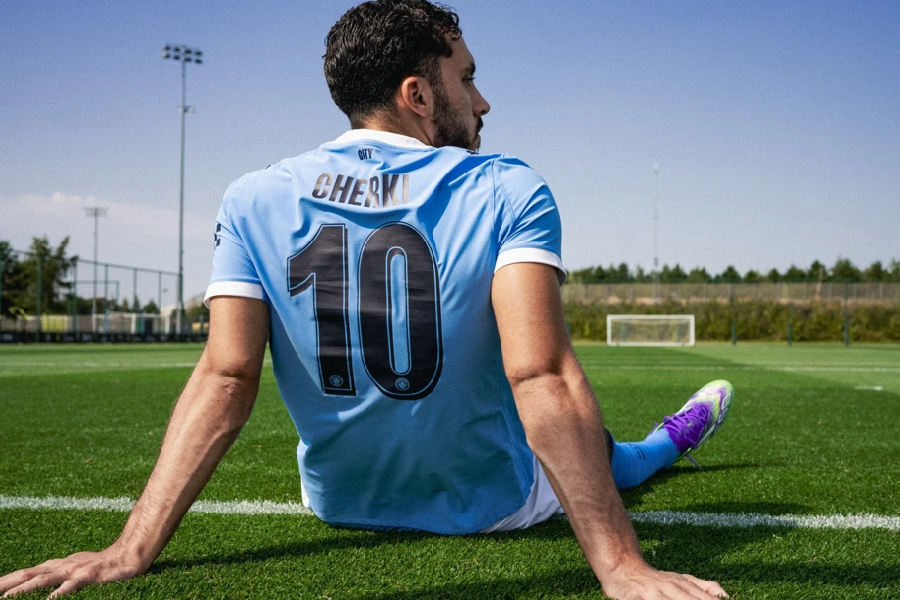 Cherki com a camisa 10 do City, herdada pela saída de Grealish - Divulgação/Manchester City