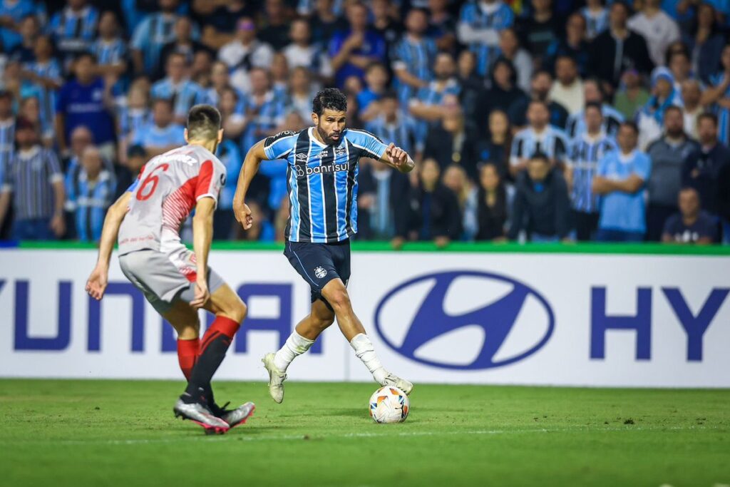 Centroavante campeão inglês pelo Chelsea e ídolo do Atlético de Madrid – Reprodução/Grêmio