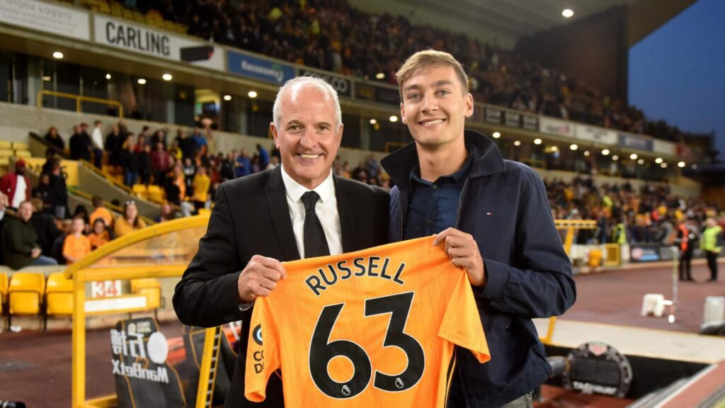 George Russel visitando o Wolverhampton - Divulgação Wolverhampton 