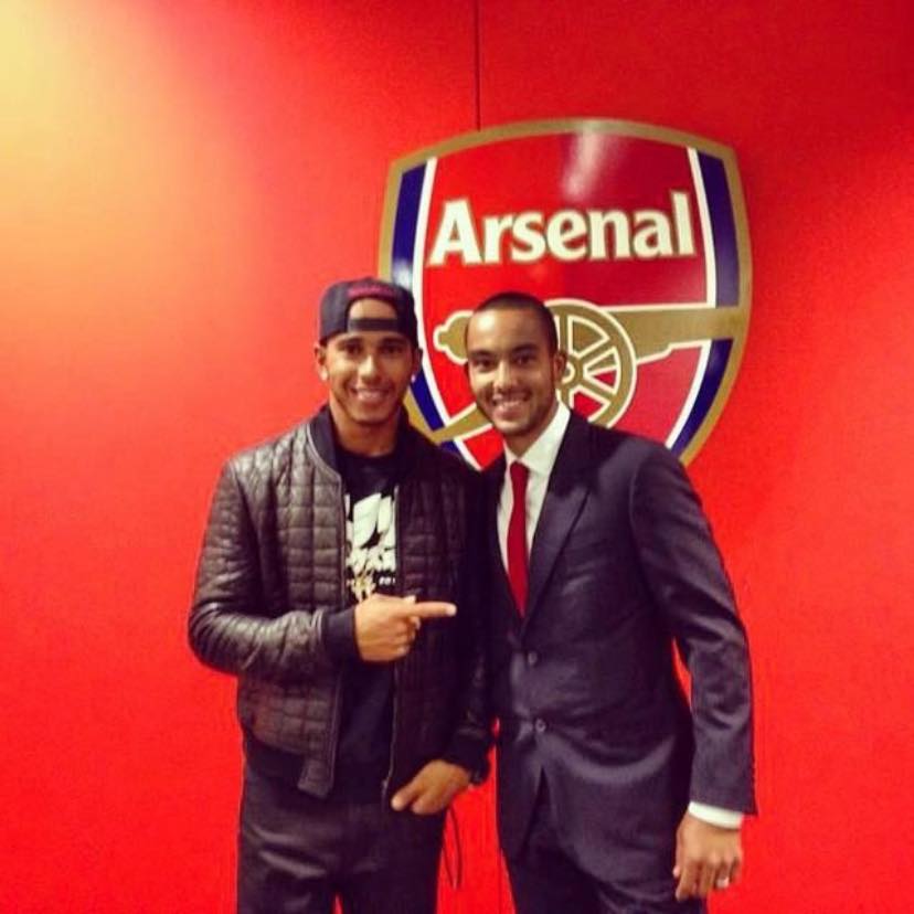 Hamilton visitando o Arsenal - reprodução Internet