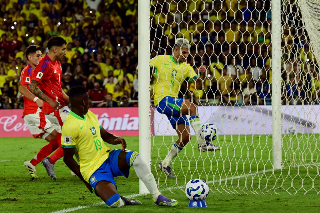 Luiz Henrique e Bruno Guimarães no lance do terceiro gol do Brasil contra o Chile - Pablo Porciuncula/AFP