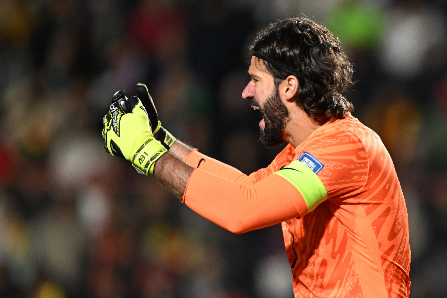 Goleiro Alisson fez defesas importantes durante a partida - Aizar Raldes/AFP