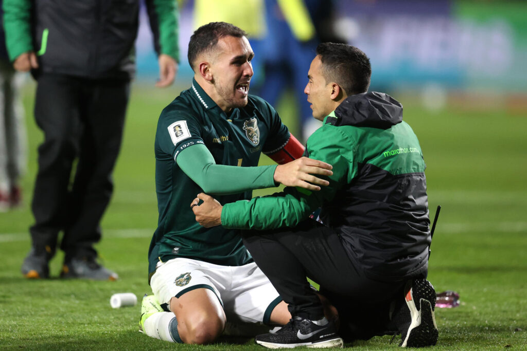 Capitão Luís Haquín chora após classificação da Bolívia à repescagem - EFE/ Luis Gandarillas