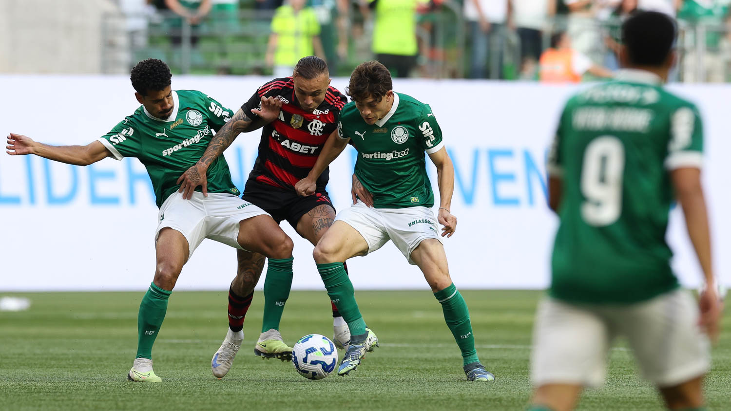 Flamengo e Palmeiras concentram 83,5% das chances de título no Brasileirão