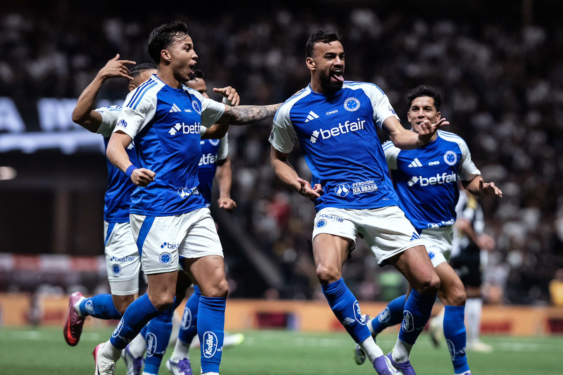 Fabrício Bruno comemora um dos gols que colocou o Cruzeiro em vantagem diante do Galo - Gustavo Aleixo/Cruzeiro