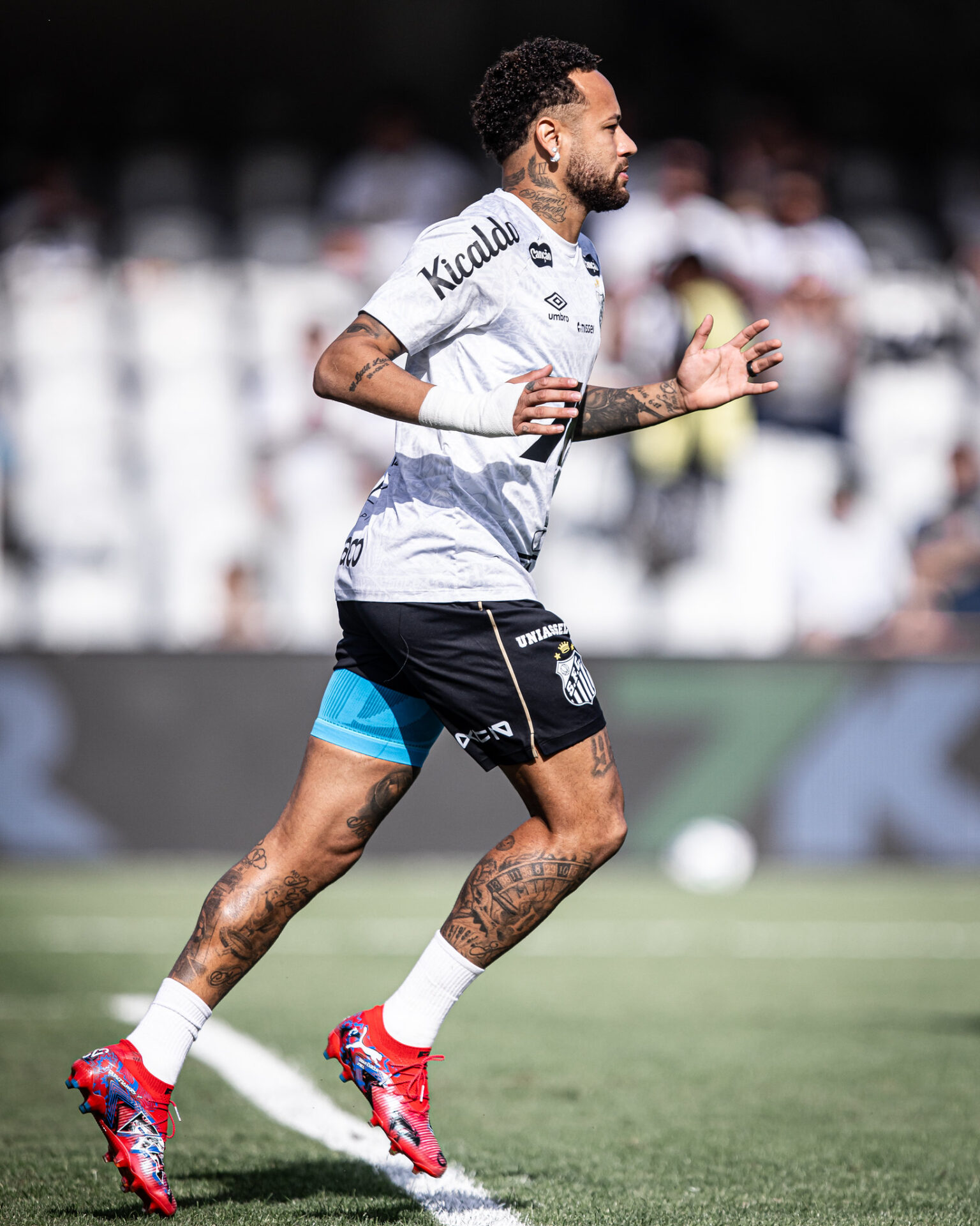 Neymar atuou os 90 minutos da partida contra o Fluminense com uma proteção na coxa - Raul Baretta/Santos FC