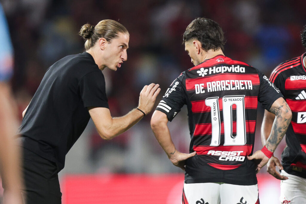 Filipe Luís orienta Arrascaeta à beira do campo - GILVAN DE SOUZA/FLAMENGO