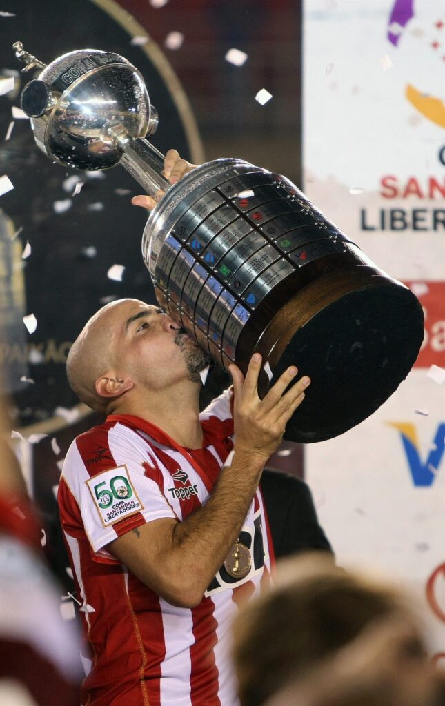 'Brujita' Verón deu sequência ao legado do pai com Libertadores de 2009 - EFE/MARCELO SAYAO