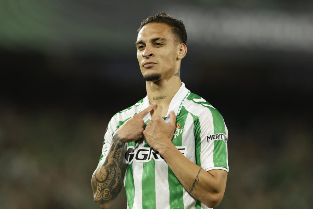 Antony com a camisa do Real Betis - EFE/Julio Muñoz