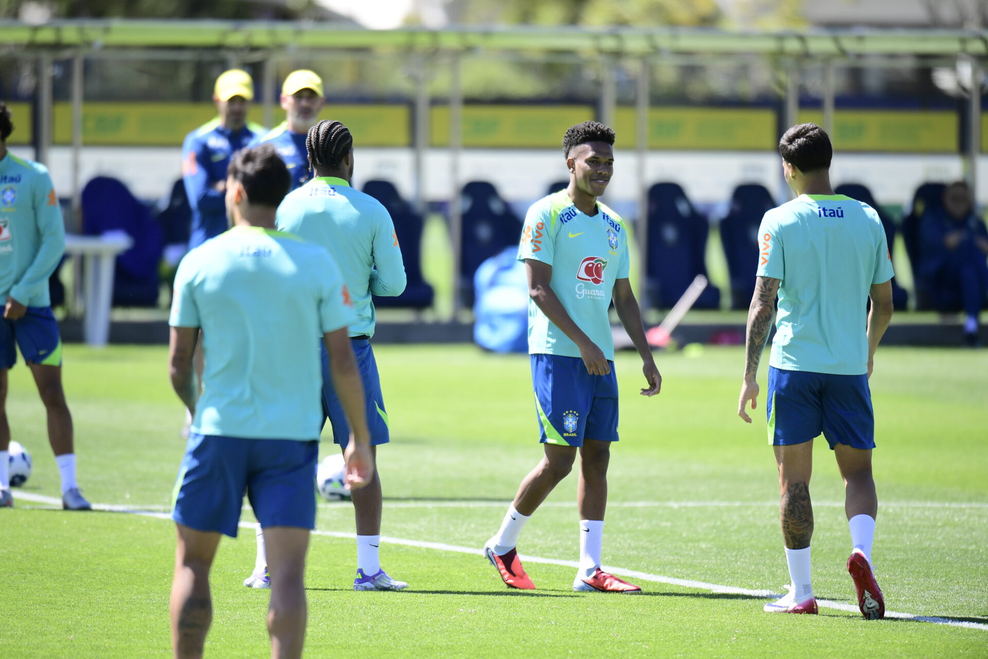 Estêvão, ao centro, é um dos 'camisas 10' de Ancelotti na seleção - Alexandre Battibugli/Placar