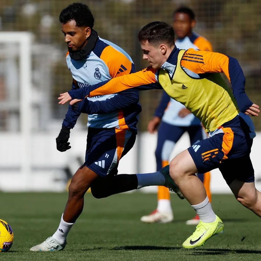 Marcando Rodrygo durante um treinamento com a equipe principal do Real Madrid - @emanuel_benjamim07/Instagram