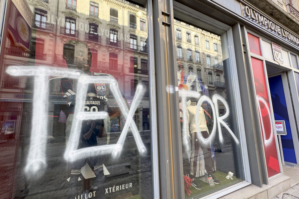 Penggemar Lyon memprotes pemerintahan John Textor - EFE/ Javier Villagarcía