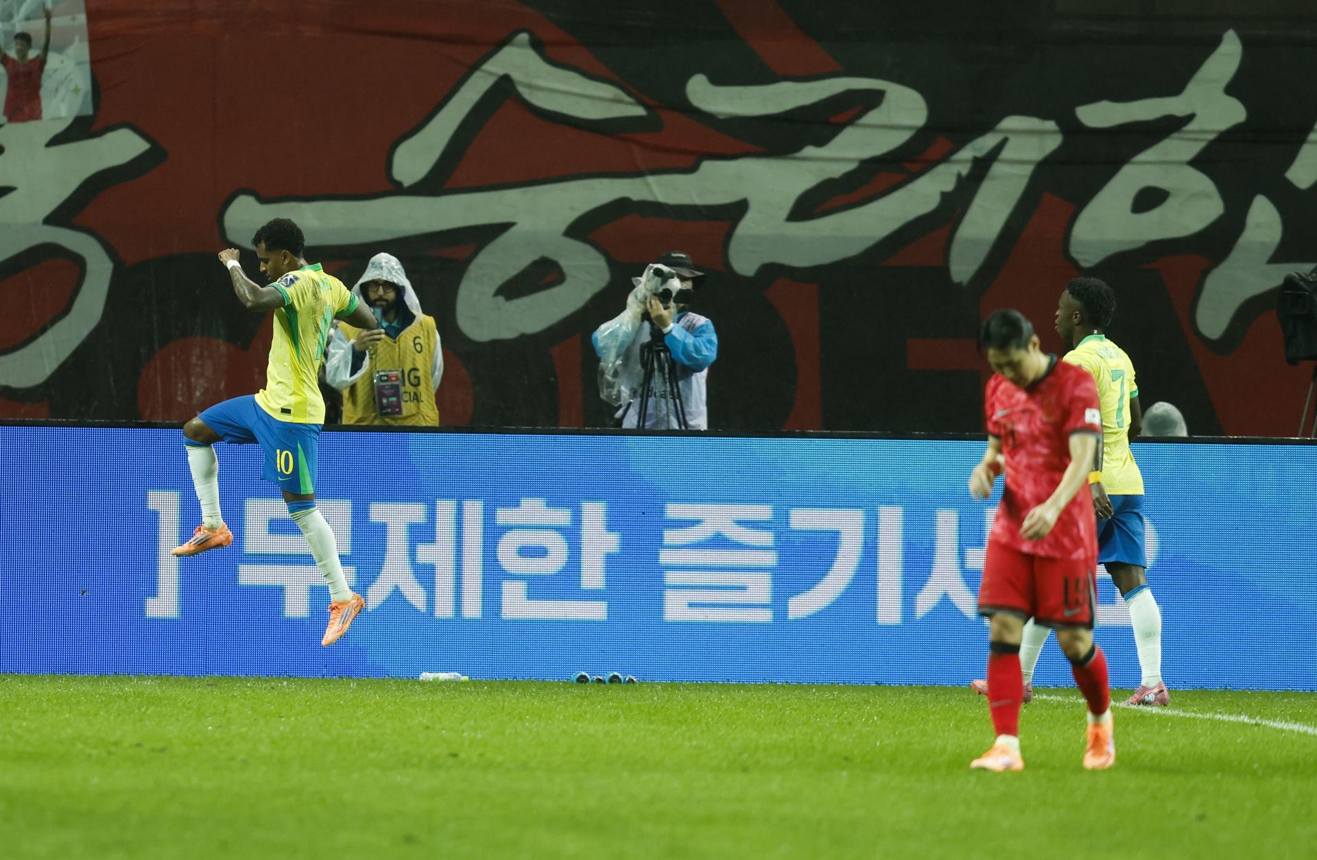 Rodrygo merayakan salah satu dari dua gol yang dicetak dalam pertandingan di Seoul - Jeon Heon-Kyun/EFE