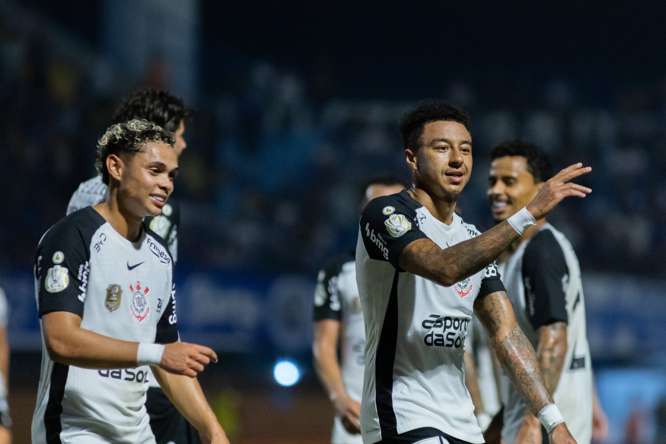 Lingard fratura costela e treina separado no Corinthians