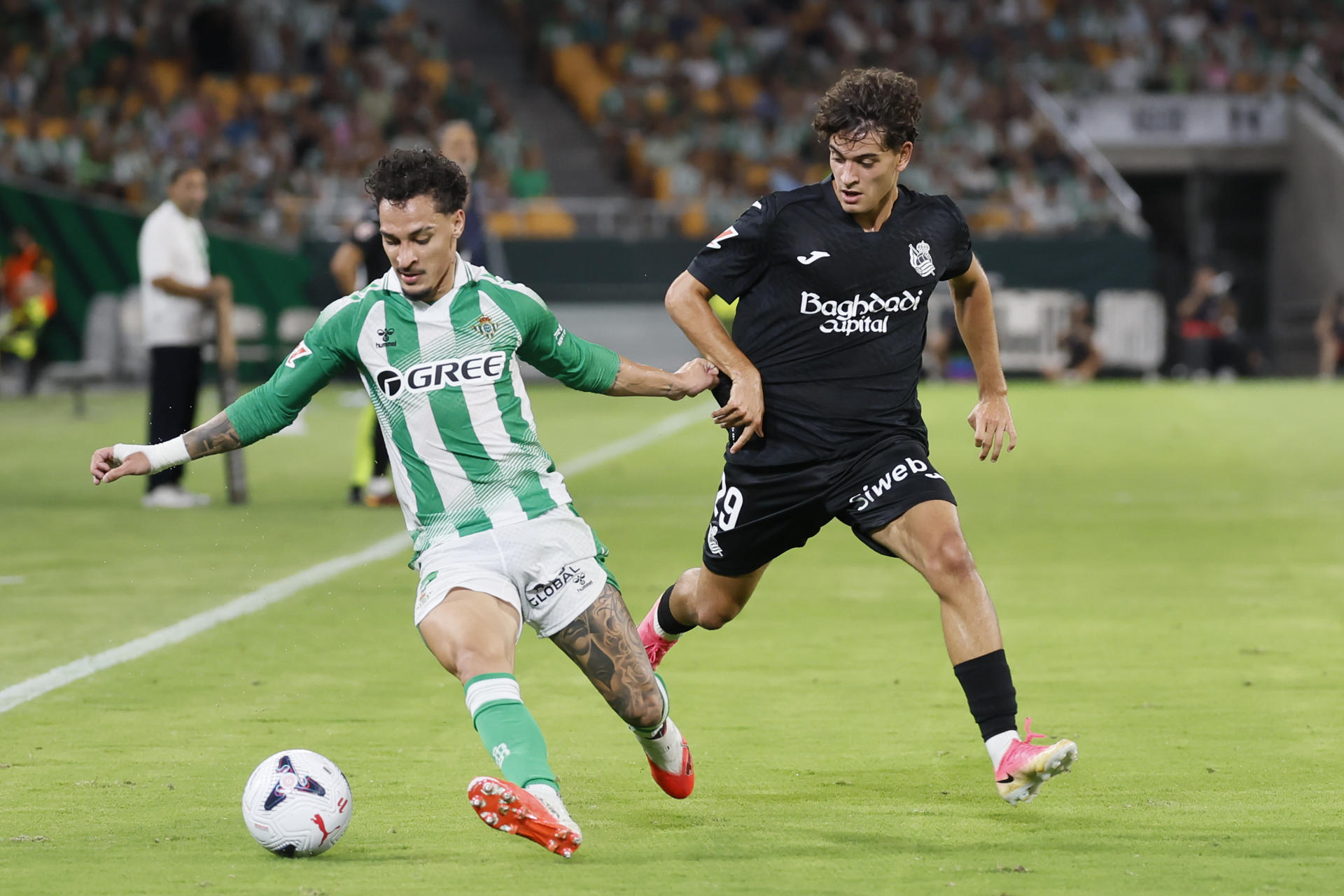 Antony retorna aos treinos e reforça o Betis na Champions League