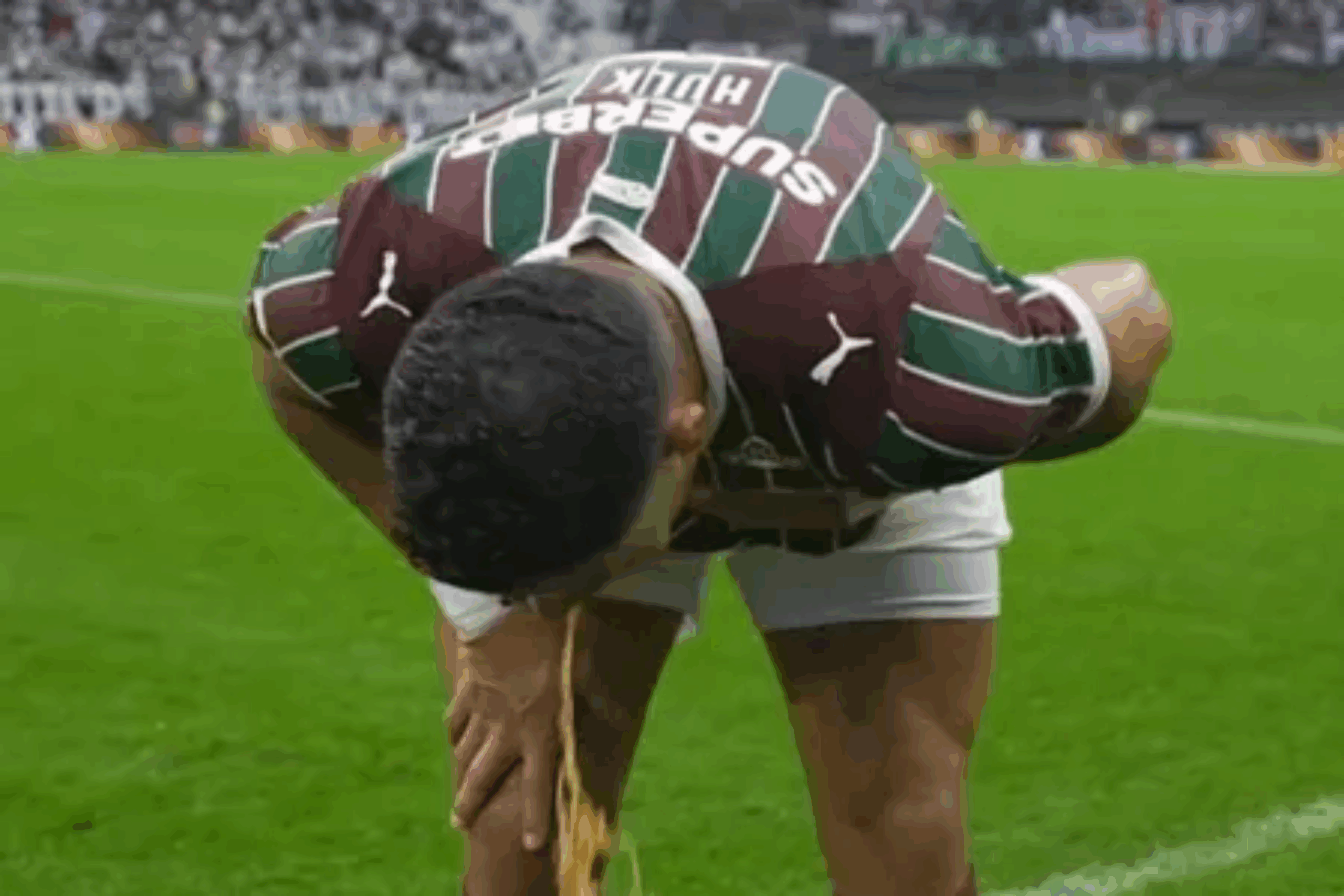 Corinthians x Fluminense: Hulk vomita no gramado, antes de ida ao vestiário