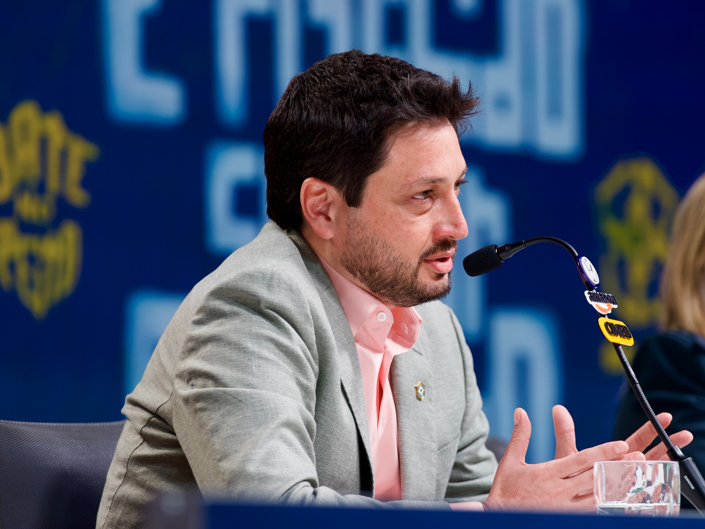 Vídeo: Arthur Elias recorda início da carreira e venda de quibe para custear time; assista