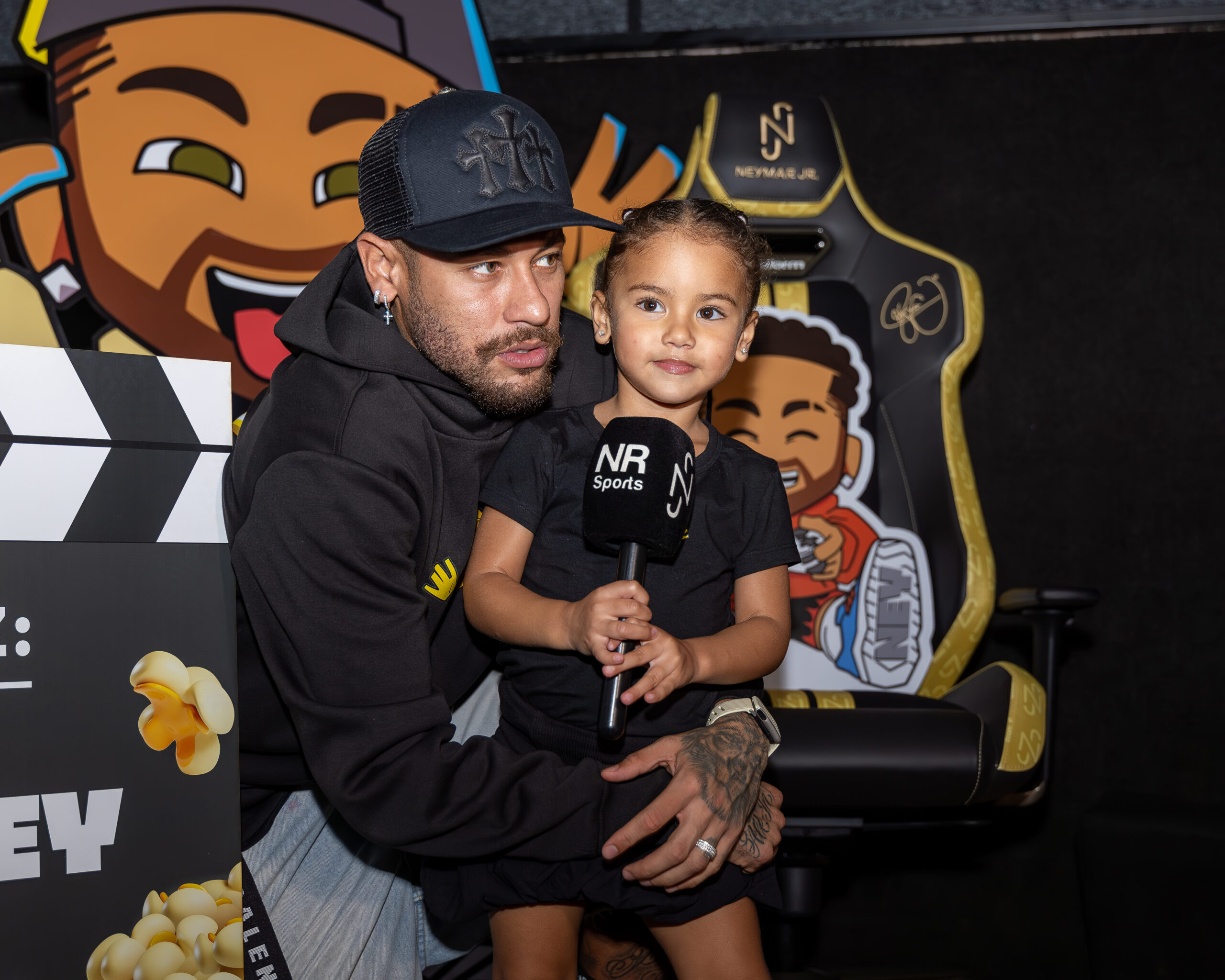 Neymar apresenta Ney Ney em premiere exclusiva em Santos