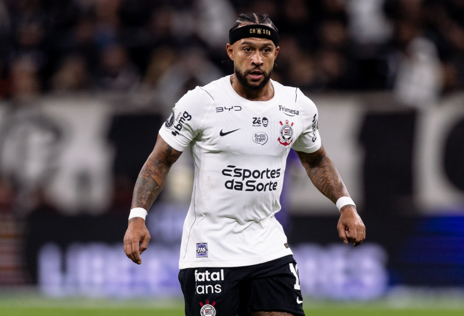 Corinthians confirma lesão em Memphis Depay e atacante vira desfalque contra o Vasco