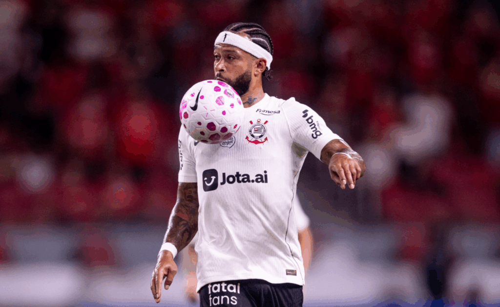 Leandro Quesada critica desempenho de Memphis no Corinthians
