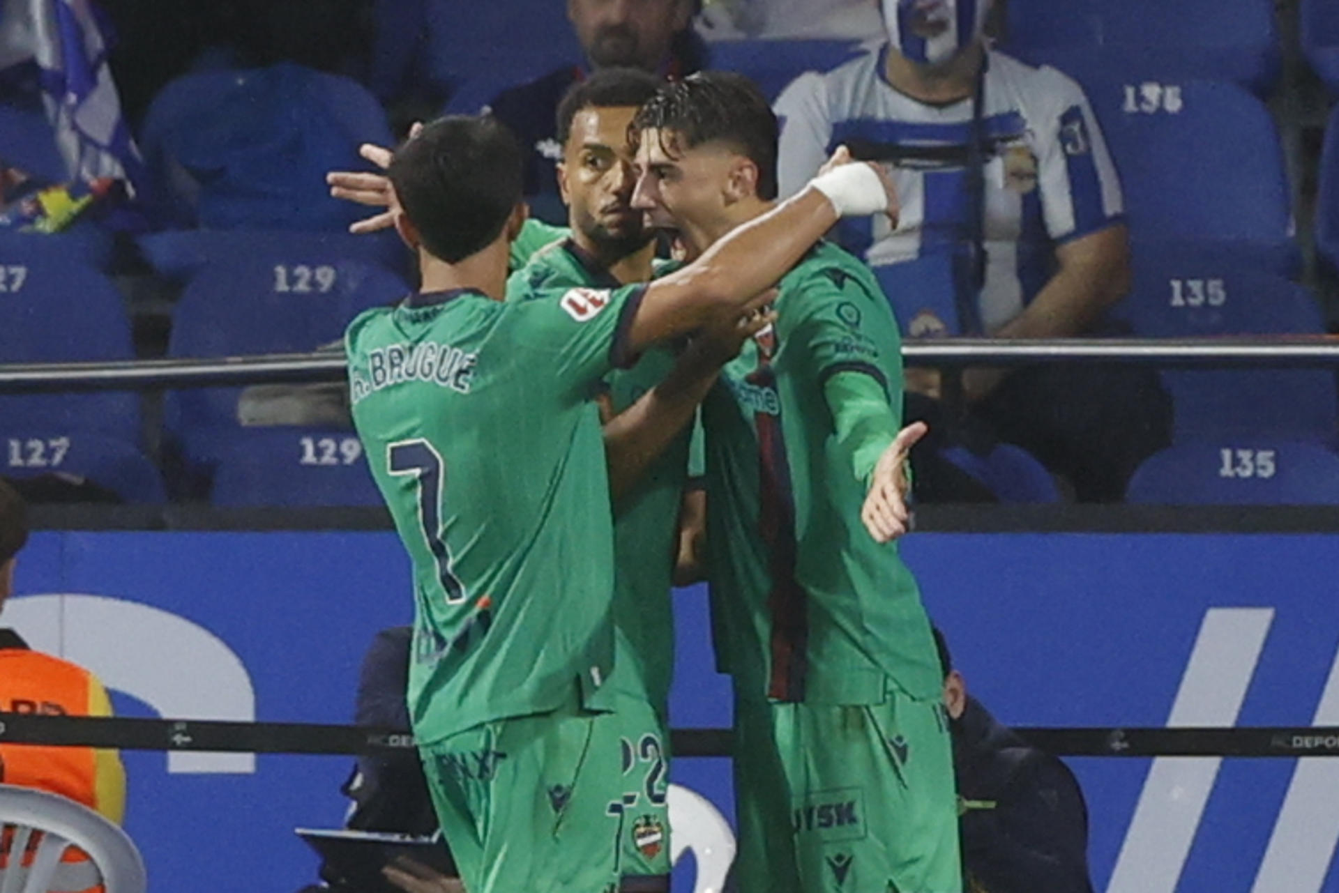 Com gol na reta final, Levante arranca empate do Deportivo La Coruña