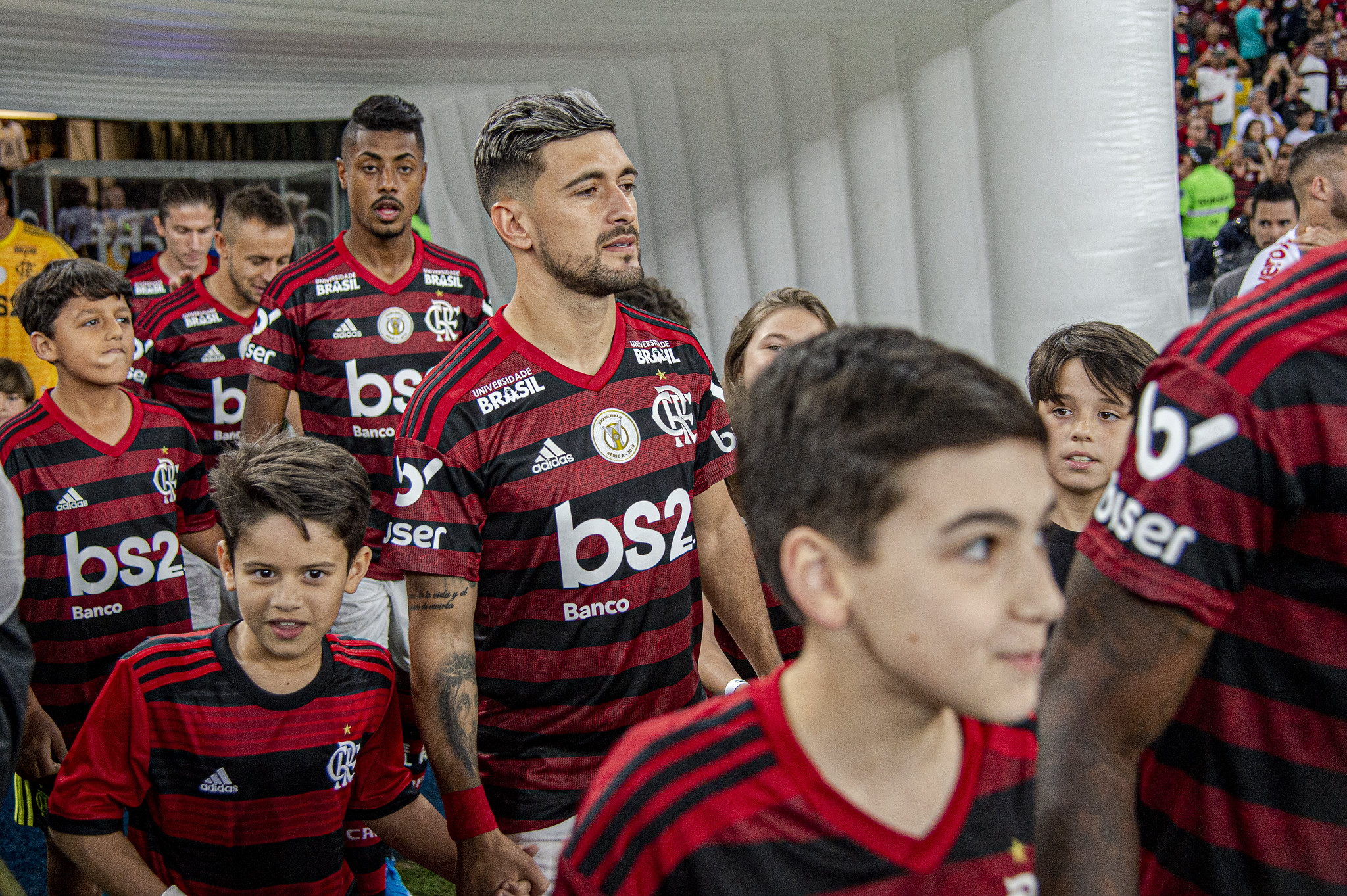 Flamengo revela imagens dos bustos de Bruno Henrique e Arrascaeta